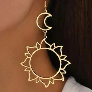 2/$10 NEW! Sun And Moon Drop Earrings Cute Dainty Celestial Fashion